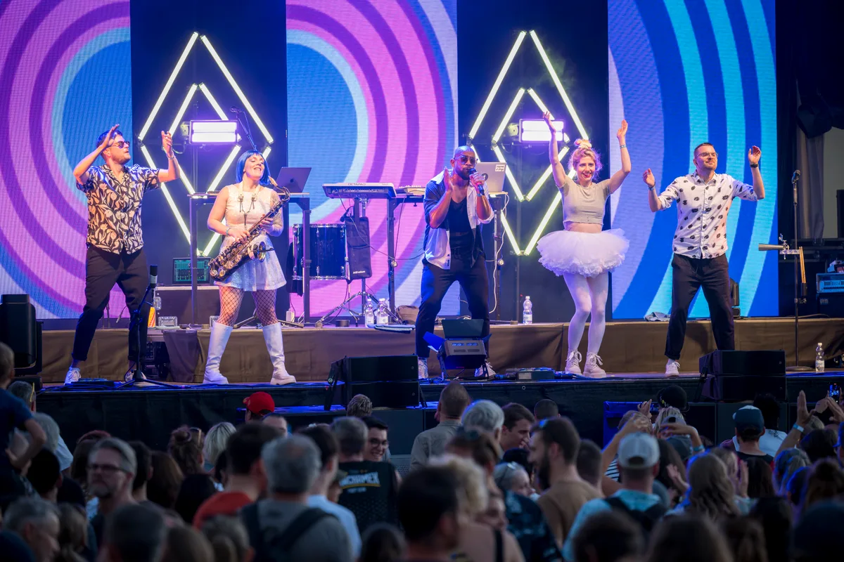 noneDie Band Klischée elektrisierte das Publikum mit ihren Songs. Eine Band begeistert ein Publikum.